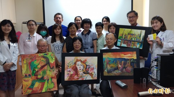 林淑紅邀請大家參觀阿德畫展,記憶兒子永恆的愛。(記者廖淑玲攝)