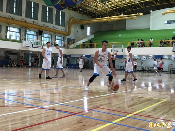 健行科技大學籃球隊員積極練球備戰。(記者周敏鴻攝)