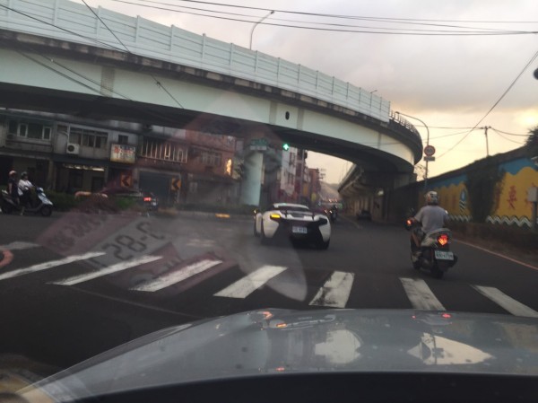 網友目擊一輛千萬McLaren超跑在新北市板橋環河西路五段一路違規超車,險象環生,網友拍下照片報警檢舉。(記者吳仁捷翻攝)