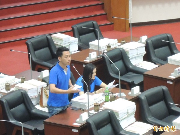 國民黨高市議員蔡金晏(左)與李眉蓁(右),今天剛好同穿深藍衣服聯合質詢(記者王榮祥攝)