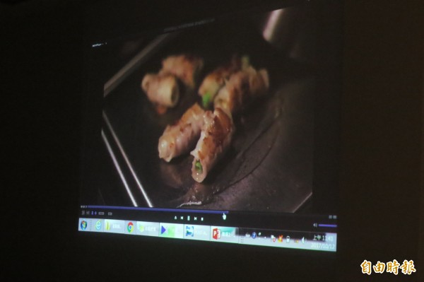 基隆市三缺一劇團推出宵夜劇場,邀請觀眾深夜與演員同桌吃到基隆在地美食,一邊欣賞戲劇。(記者俞肇福攝)