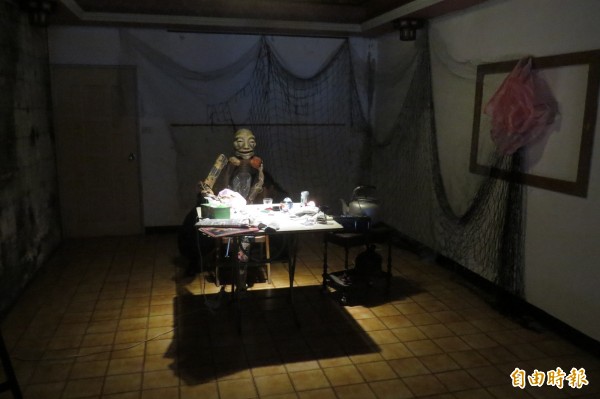 基隆市三缺一劇團今年策展演出繭劇,藉由偶人追憶(記者俞肇福攝)