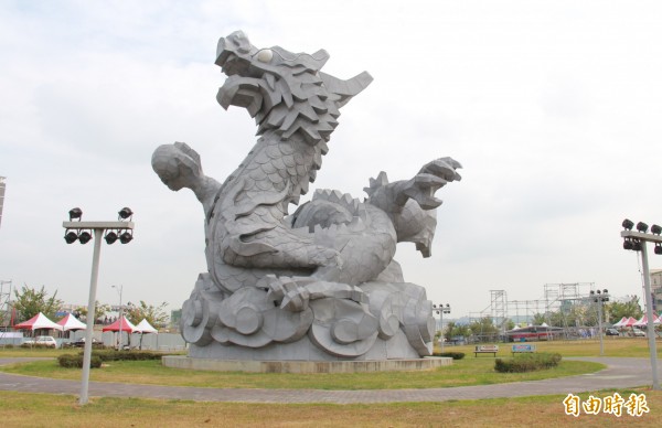 員林市地標「龍翔霞蔚」龍燈座,近日修復完工,重現昂首姿態。(記者陳冠備攝)