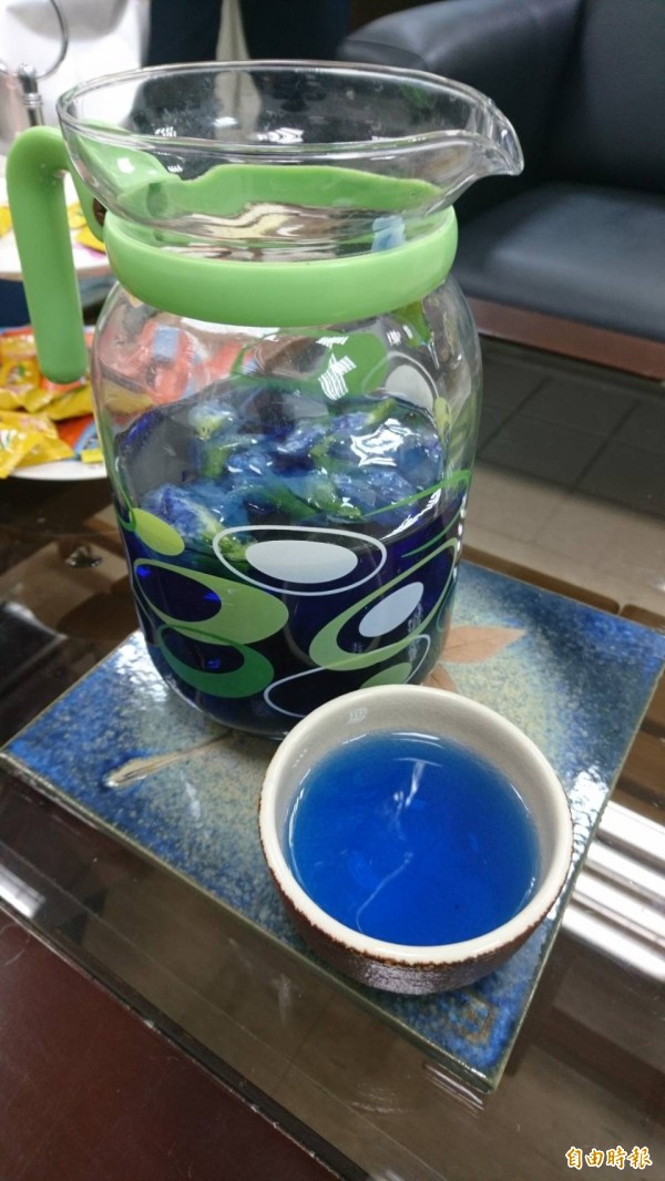 蝶豆花茶呈現夢幻靛藍色。(記者張協昇攝)