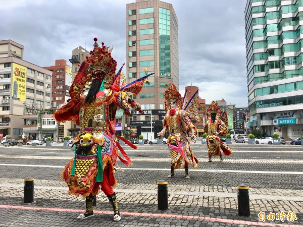 桃園市護國太子宮18日起至22日,一連5天舉辦「太子忠孝文化季」,眾神明與太子爺將夜巡暗訪、賜福大桃園地區。(記者魏瑾筠攝)