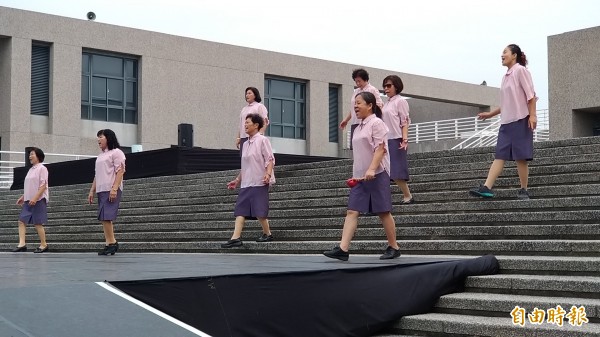 新港藝術高中校園搭建「玉山平台」，14、15日晚間7點半有台日兩國團隊匯演，圖為新港奉天宮吟詩團成員今天在「玉山平台」彩排情況。（記者曾迺強攝）