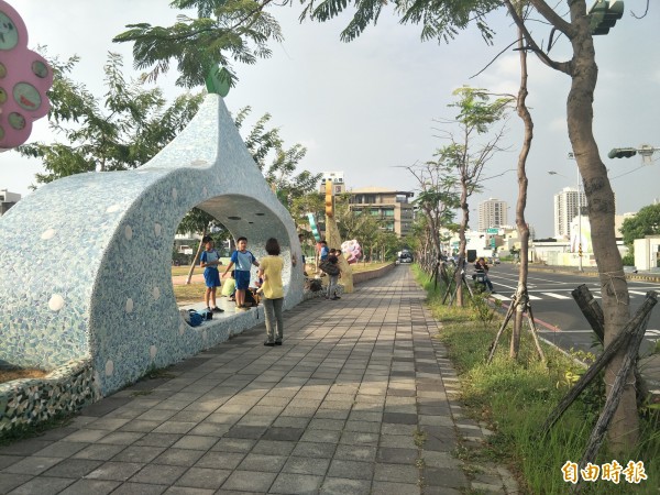 政府近年來基於開放校園將圍牆拆除,提供社區與學校交流互動的機會。(記者邱灝唐攝)
