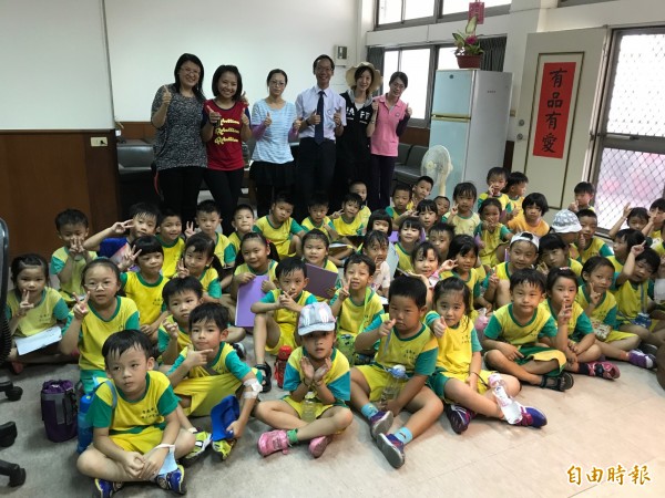 台南市第二幼兒園即將遷到南區新興國中上課，百餘名園生與師長先到「新家」造訪，受到新興國中校長蘇恭弘（後排右三）熱烈歡迎。（記者王俊忠攝）