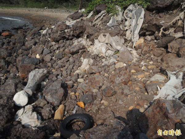 新豐鄉海岸廢棄物經長年曝曬雨淋、海水侵蝕,已嚴重破壞海洋生態。(記者廖雪茹攝)