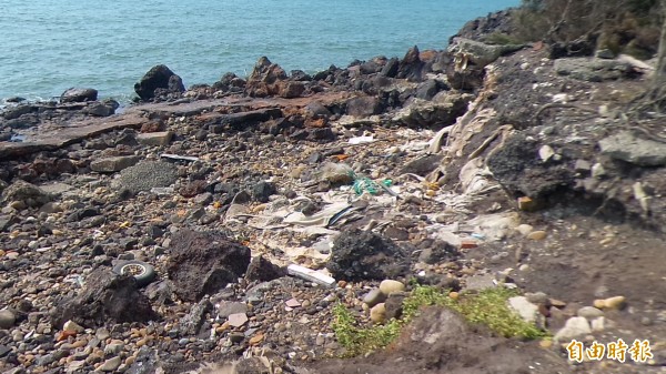 新豐鄉民痛心海岸廢棄物經長年曝曬雨淋、海水侵蝕,已嚴重破壞海洋生態,影響當地的觀光和漁業發展,要求政府不要再拖延,應儘快協助清除。(記者廖雪茹攝)