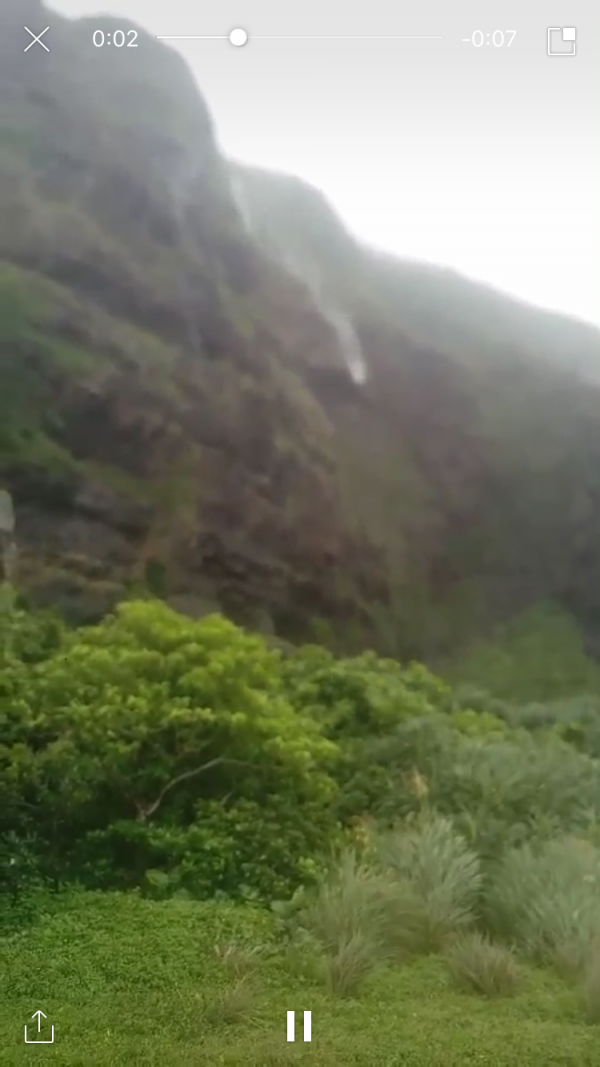 蘭嶼風雨大，時雨瀑一度無法往下流。（黃文瑞提供）