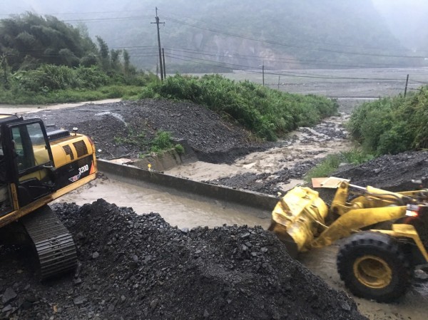 宜蘭縣出現豪大雨,縣內6校今天午後停班停課,圖為大同鄉台7甲線11.4公里處的坍方情況。(記者江志雄翻攝)