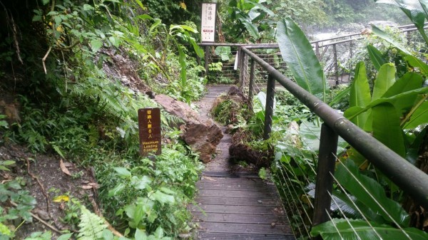 九寮溪步道出現零星落石。（記者江志雄翻攝）