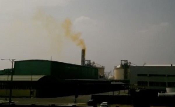 台肥台中廠在國慶連假10月9日時偷排黃色的硝酸濃煙，台中市環保局決定重罰100萬。（環保局提供）