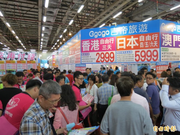 台中國際旅展開展,民眾湧入撿便宜。 (記者張菁雅攝)