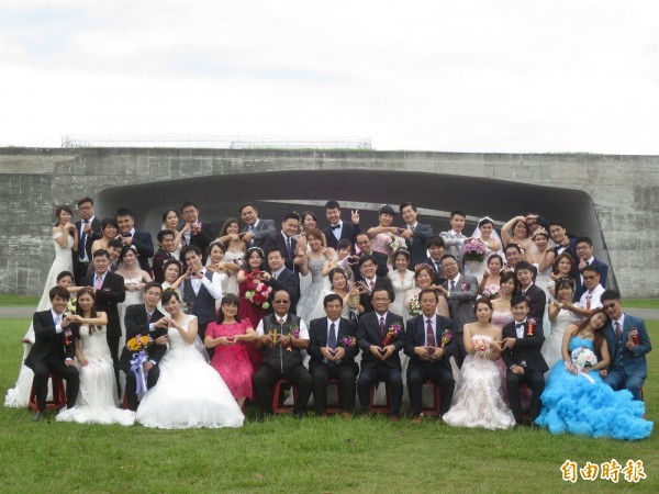 日月潭集團婚禮盛大登場,新人們在向山遊客中心合影留下紀念。(記者劉濱銓攝)