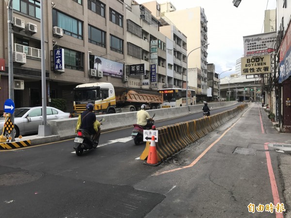 豐原向陽地下道舊護欄已拆除，現場沒繼續施工。（記者李忠憲攝）