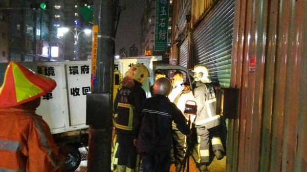 警消獲報趕抵現場，破壞車體才救出駕駛。（記者王宣晴翻攝）