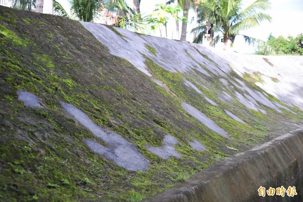 彈孔及部分城牆殘跡遭補平。（記者蔡宗憲攝）