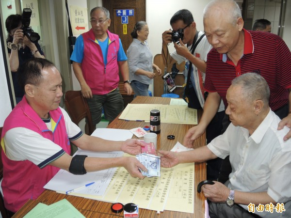 99歲的林容（右）領到5千元當零用金。（記者翁聿煌攝）