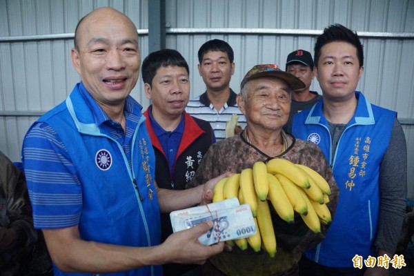 國民黨高市主委韓國瑜前往旗山關心蕉農，並採購20萬元香蕉送弱勢。（記者黃佳琳攝）