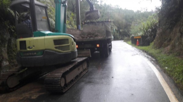 大雨不斷，新北市三峽區白雞路昨天晚間傳出邊坡土石滑落，今天上午市府派員清除完畢。（養工處提供）