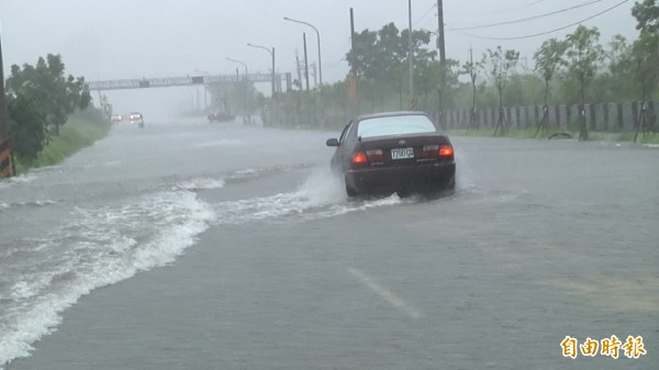 超大豪雨強降，台東水患嚴重。（記者陳賢義攝）