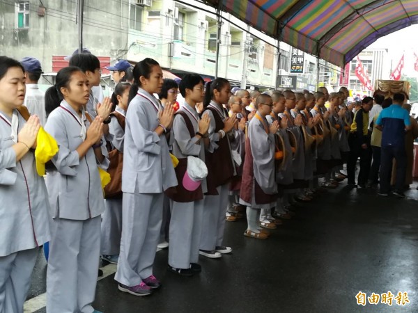 行腳托缽前先祝禱。（記者廖淑玲攝）