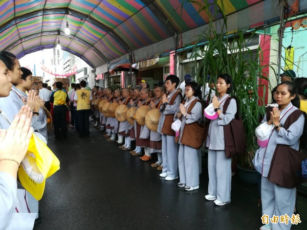 佛光山行腳托缽前先在虎尾天后宮舉行祝禱。（記者廖淑玲攝）