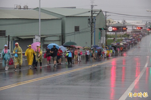 雖然下著雨，溪尾大橋健行仍照常進行，私毫不減民眾的熱情。（記者蘇金鳳攝）