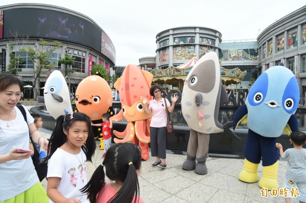 高雄海洋五寶（右起）鮪魚、秋刀魚、魷魚、石斑魚、虱目魚，也來共襄盛舉，小朋友也搶者一起拍照。 （記者張忠義攝）  