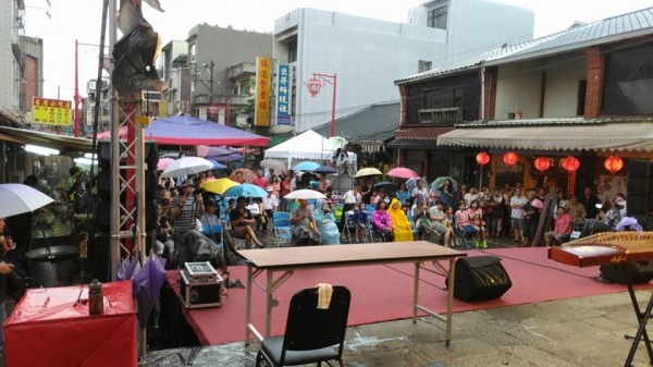 慈天宮管委會總幹事姜瑞金說，熱情的聽眾撐雨傘、穿雨衣不畏雨，越聚越多，沒想到客委會宣布取消交響樂演出，讓大家十分錯愕！（姜瑞金提供）