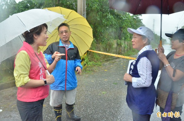 立委蕭美琴（左1）今早也會同吉安鄉長黃馨（右2）等人前往吉安鄉內多處淹水地段勘災。（記者王峻祺攝）