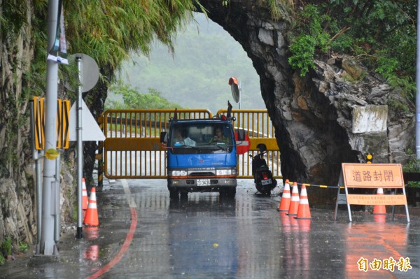 台8線中橫公路沿線多是落石及泥流，公路總局緊急預警性封路，禁止人車進入，預計明早8時開放通行。（記者王峻祺攝）