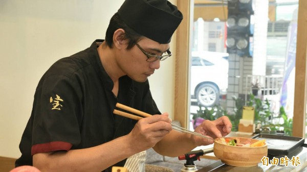 主廚夏國寶專注的料理丼飯。（記者蔡清華攝）