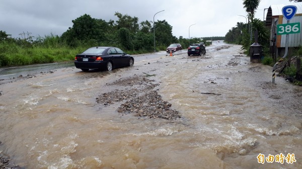 台東市青海路一段長達1公里的路段不是土石流就是積水 產業道路也變成了野溪。（記者黃明堂攝）