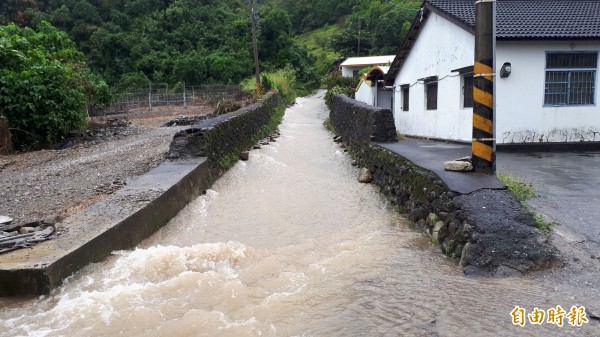 台東市青海路一段長達1公里的路段不是土石流就是積水 產業道路也變成了野溪。（記者黃明堂攝）