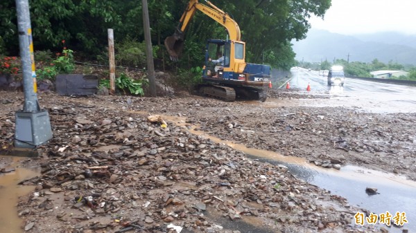 台東市青海路一段長達1公里的路段不是土石流就是積水 產業道路也變成了野溪。（記者黃明堂攝）