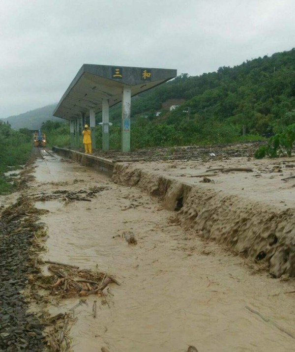 豪雨肆虐，南迴鐵路太麻里至知本間發生土石流，鐵軌遭淹沒。（圖由台鐵提供）