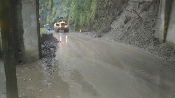 南橫公路桃源台20線102k梅蘭明隧道發生零星落石阻礙交通，公路總局甲仙工務段今天上午10點已完成清除，恢復通車。（記者蘇福男翻攝）