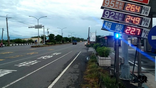 南市三分局警方在易發生車禍事故的加油站廣告牌處加裝有警示效果的爆閃燈。（記者王俊忠翻攝）