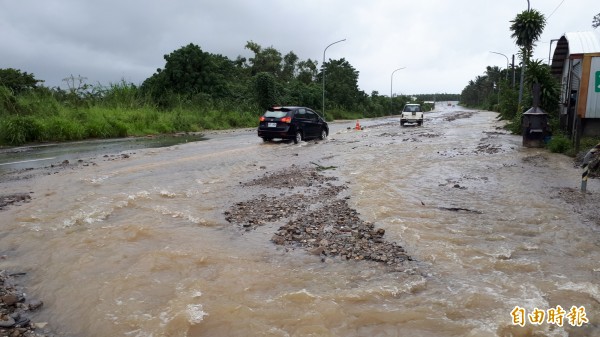 台東縣今天持續豪雨釀災，縣府宣布5鄉鎮下午班停課。（記者黃明堂攝）