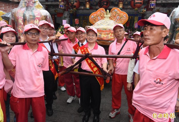 彰化縣長魏明谷（中）抬起鑾轎，宣告繞境正式起駕。（記者陳冠備攝）