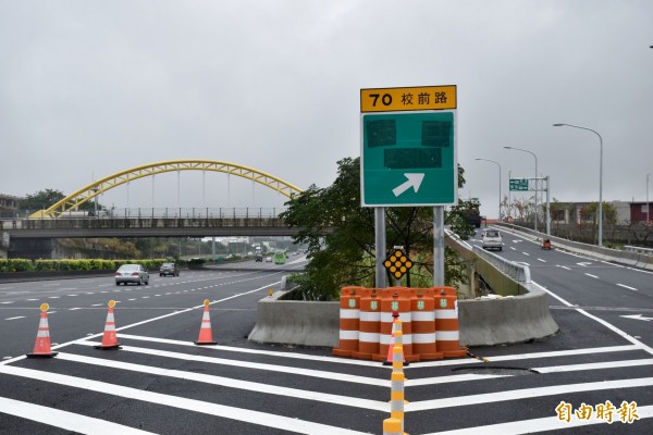 國道1號楊梅端增設校前路交流道，考量行車安全及分離長短程車流，僅供進出五楊高架使用。（記者李容萍攝）