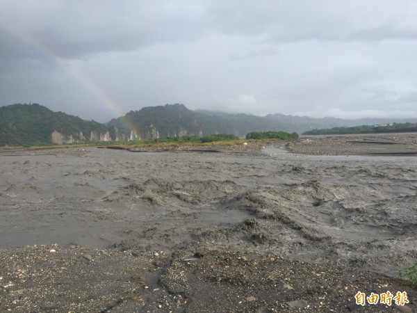 卑南溪溪水仍奔騰。（記者張存薇攝）