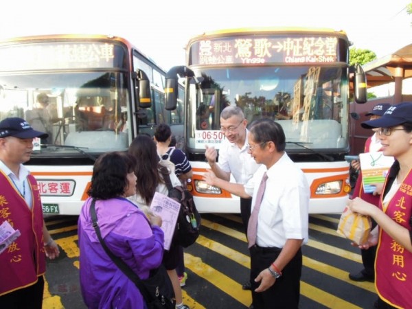 首班鶯歌直達北市的跳蛙公車吸引居民嘗鮮搶搭。（蘇有仁服務處提供）