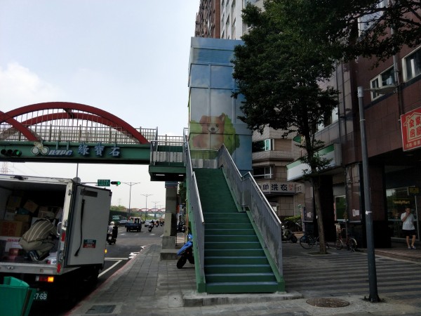 永和綠寶石陸橋增設電梯，方便民眾至水岸散步。（新北市政府高灘地工程處提供）