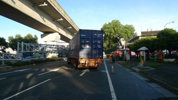 曳引貨櫃車撞上限高鐵架，莊姓駕駛一度受困半毀車頭內。（記者周敏鴻翻攝）