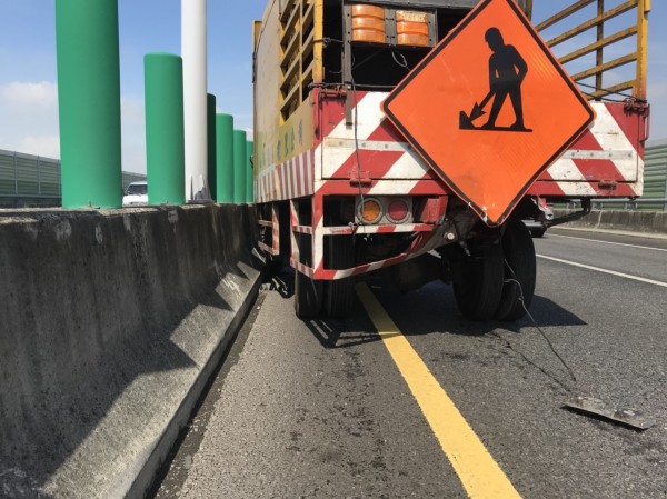 一輛今天上午在台74線快速道路撿拾散落物的工程車遭撞上，工程車後方可看到明顯撞擊痕跡。（記者陳建志翻攝）