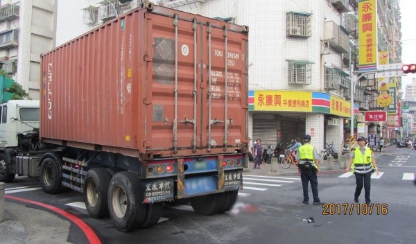 貨櫃車右後輪旁留下血跡。（記者余衡翻攝）